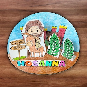 Puede incluir: Ilustración circular y colorida que representa una escena bíblica. Muestra una figura montada en un burro, un letrero que indica Jerusalén y Jericó, un castillo y la palabra "HOSANNA". También incluye ramas de palma verdes.