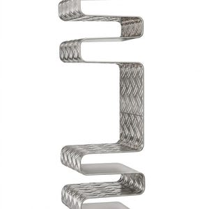 Puede incluir: Una estantería vertical alta construida en metal de tono plateado con una forma de serpiente en zigzag. La superficie presenta un patrón de placa de diamante en relieve en toda su estructura, dando un aspecto industrial texturizado a los estantes.