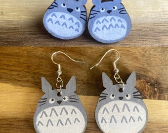 Träörhängen med texten Min granne Totoro | Animesmycken | Söta accessoarer | Presenter till henne | Presenter till vänner | Handmålade