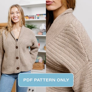 Puede incluir: Un cárdigan beige de punto grueso, con cuello chal y tres botones grandes marrones. El suéter tiene detalles acanalados y un ajuste relajado. La imagen incluye el texto "PDF PATTERN ONLY" en un cuadro azul. El cárdigan se combina con unos vaqueros azules.