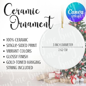 Puede incluir: Adorno de cerámica blanca con una cuerda de colgar dorada. El adorno tiene un diámetro de 7,62 cm y un acabado brillante. El texto "Ceramic Ornament" está escrito en cursiva negra en la parte superior de la imagen. El texto "100% Ceramic", "Single-Sided Print", "Vibrant Colors", "Glossy Finish", "Gold-Toned Hanging String Included" está escrito en negro debajo del adorno.