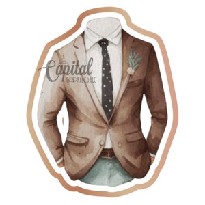 Può includere: Un abito marrone con una camicia bianca e una cravatta nera con pois bianchi. Un piccolo rametto di verde è appuntato sul risvolto.