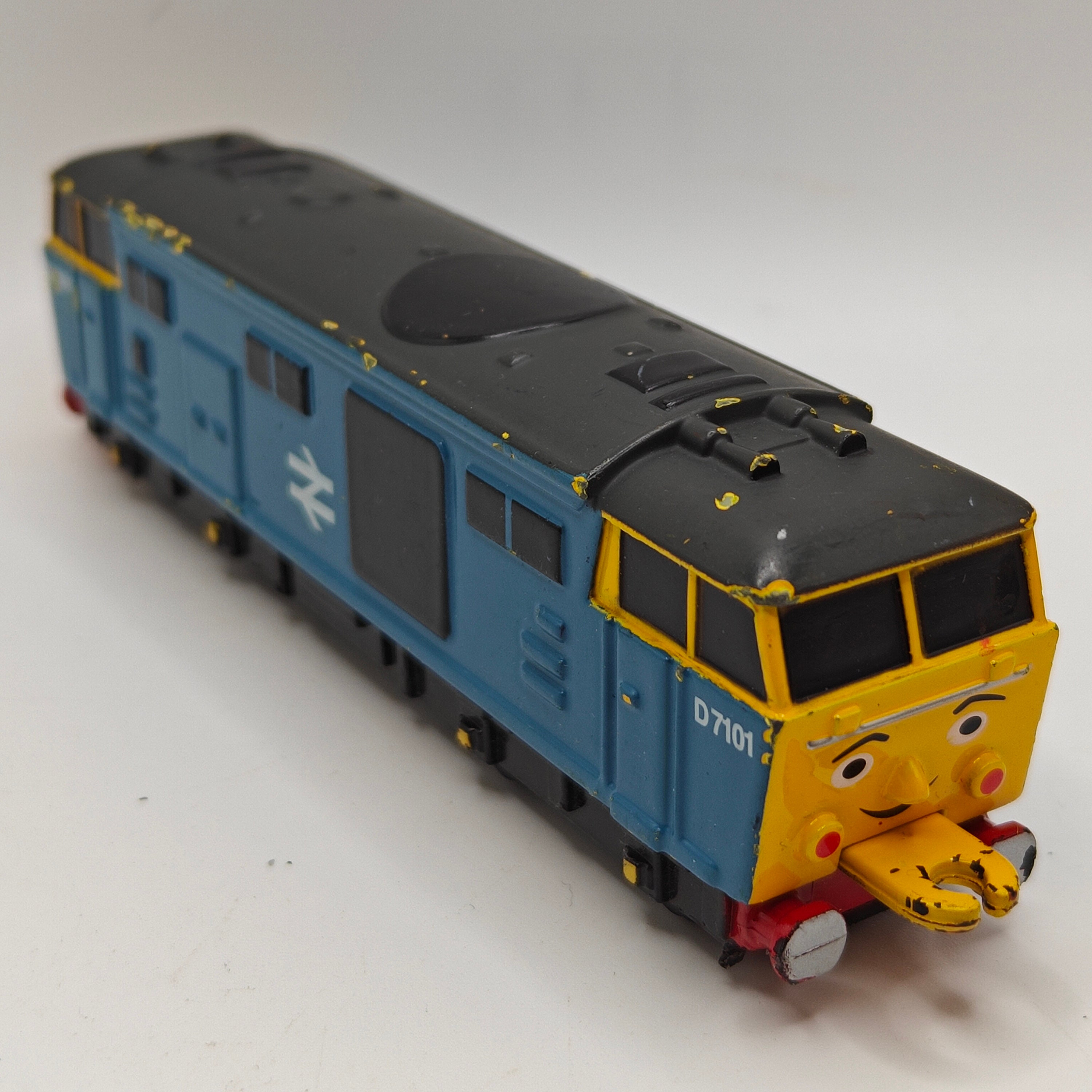 ERTL - Diesel D7101 "Oso" - Thomas & Friends Metal Diecast Railway Train - Imagen 11 de 13