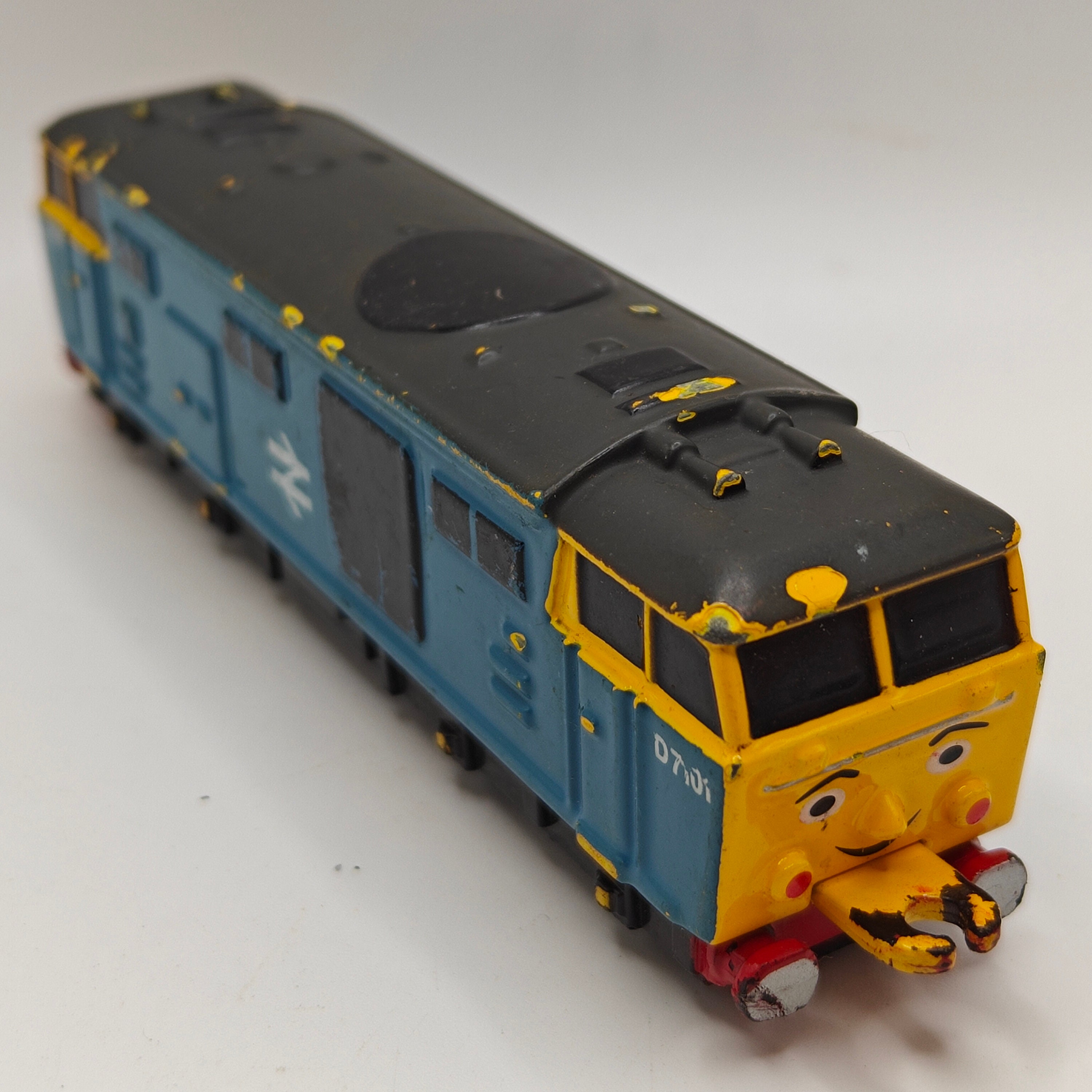 ERTL - Diesel D7101 "Oso" - Thomas & Friends Metal Diecast Railway Train - Imagen 12 de 13