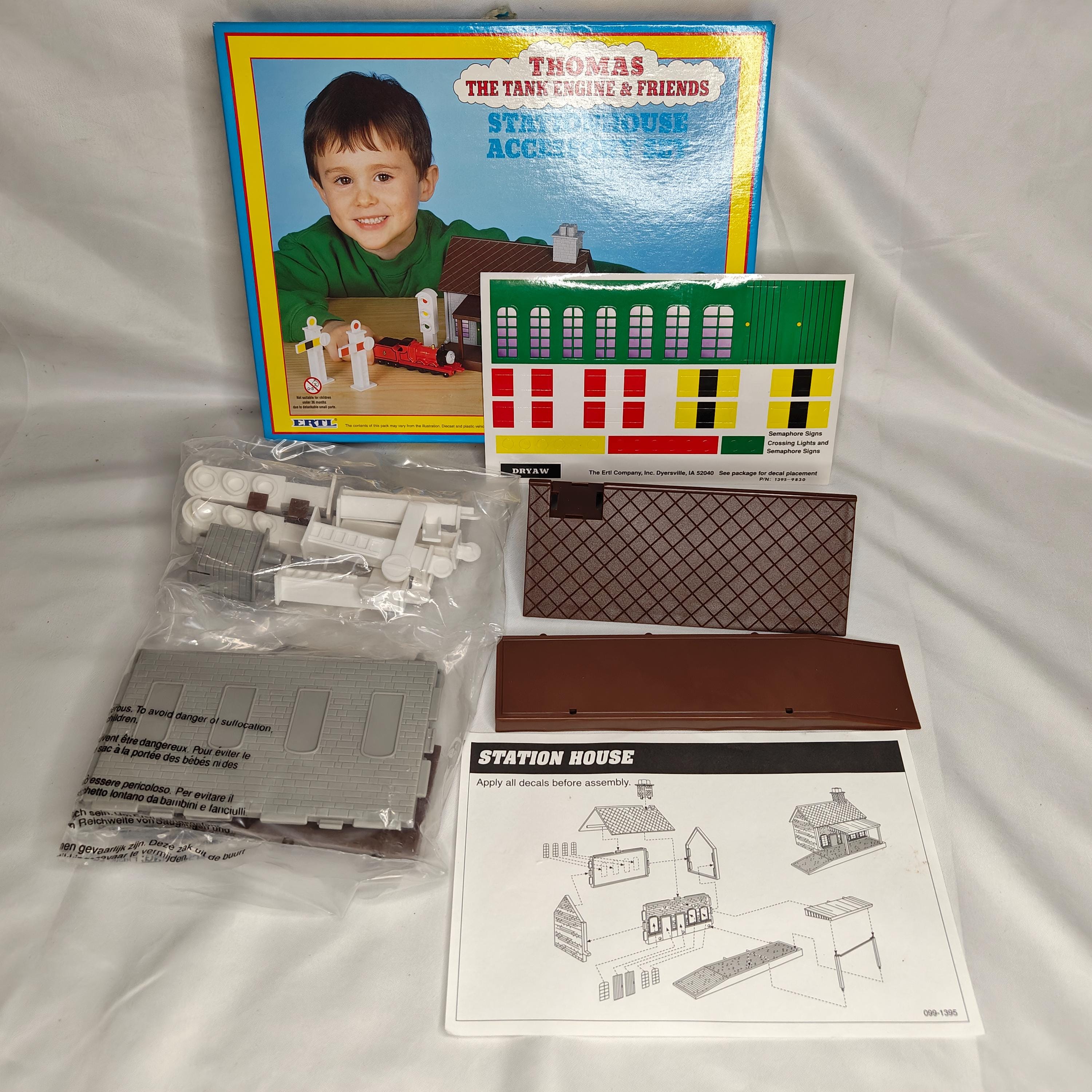 OPEN NEW - ERTL Stationhouse Accessory Set - Thomas & Friends Diecast Railway - Picture 10 of 10