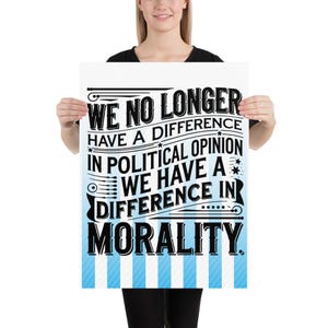 Op de afbeelding: Een poster met de tekst "WE HEBBEN GEEN VERSCHIL MEER IN POLITIEKE MENING WE HEBBEN EEN VERSCHIL IN MORAAL." De tekst is zwart, met een blauw-witte gestreepte achtergrond.
