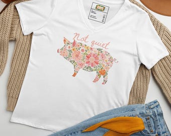 Camiseta con cuello en V de estampado floral y diseño de cerdita silenciosa feminista • Camiseta anti-Trump atrevida