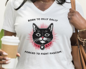 Nascida para Dilly Dally, forçada a lutar contra o fascismo - Camiseta feminina com decote em V e mensagem política