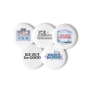 Puede incluir: Un conjunto de cinco botones redondos blancos con varios textos y diseños gráficos. Los botones presentan frases como "ICE OUT for GOOD" y "ICE is DOMESTIC TERRORISM". Algunos botones tienen gráficos de cubitos de hielo.