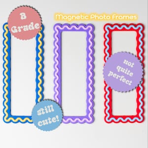 Peut inclure: Trois cadres photo magnétiques rectangulaires bleus, violets et rouges avec des bords festonnés. Chaque cadre a une bordure de couleur différente et un intérieur blanc. Le texte sur l'image indique "Magnetic Photo Frames", "8 Grade", "still cute!" et "not quite perfect".