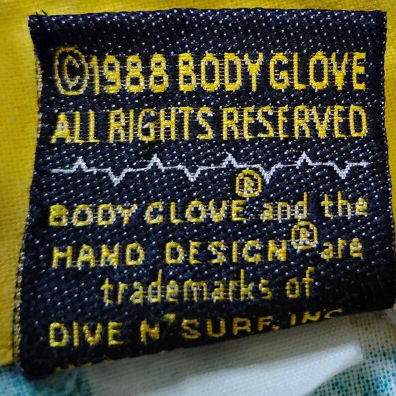 Puede incluir: Un juego de tres tazas de cer&aacute;mica con un acabado moteado y mate. Las tazas son en tonos crema, gris claro y gris oscuro. Cada taza tiene un dise&ntilde;o simple y minimalista y un asa redondeada. Las tazas est&aacute;n apiladas.