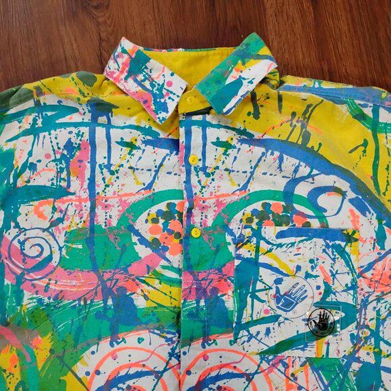 Puede incluir: Una taza de cer&aacute;mica blanca con un asa negra y el texto "But First, Coffee" en negrita negra. La taza est&aacute; llena de un l&iacute;quido oscuro, probablemente caf&eacute;, y se encuentra sobre una superficie clara.