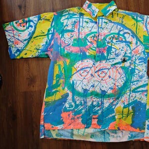 Camisa hawaiana vintage de los 80 de Body Glove con estampado abstracto neón. imagen 2