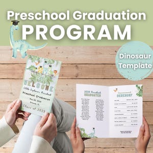 Puede incluir: Una plantilla de programa de graduación preescolar con ilustraciones de dinosaurios en acuarela, hojas tropicales y texto que incluye Welcome, Little Explorers Preschool, Preschool Graduation, May 26, 2029, Orlando, FL, Class of 2029, 2029 Preschool Graduates y Commencement Ceremony.