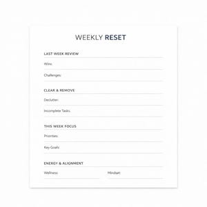 Può includere: Una pagina di pianificatore bianca con il testo "WEEKLY RESET" in alto. Le sezioni includono "LAST WEEK REVIEW", "CLEAR & REMOVE", "THIS WEEK FOCUS" e "ENERGY & ALIGNMENT", con linee per le note. Uno strumento per la pianificazione settimanale.