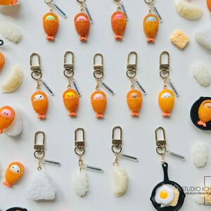 Puede incluir: Una colecci&oacute;n de 16 llaveros coloridos con personajes de dibujos animados en varias poses, incluyendo un huevo frito, un pollo frito y una bola de arroz. Los llaveros est&aacute;n hechos de un material suave y flexible y son perfectos para agregar un toque de fantas&iacute;a a tus llaves o bolso.