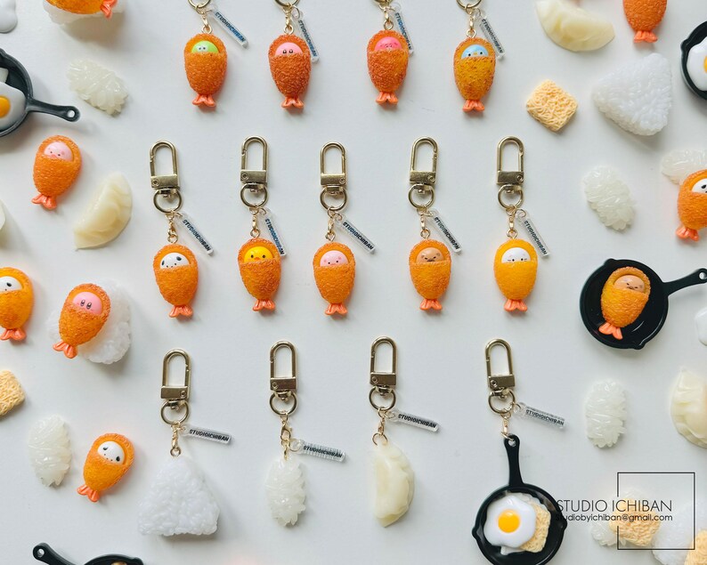 Puede incluir: Una colecci&oacute;n de 16 llaveros coloridos con personajes de dibujos animados en varias poses, incluyendo un huevo frito, un pollo frito y una bola de arroz. Los llaveros est&aacute;n hechos de un material suave y flexible y son perfectos para agregar un toque de fantas&iacute;a a tus llaves o bolso.