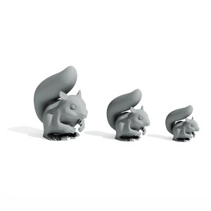 Peut inclure: Trois figurines de l'écureuil gris de tailles différentes sont présentées. Chaque écureuil a une grande queue incurvée et semble tenir quelque chose. Les figurines sont sur un fond blanc.