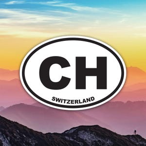 Peut inclure: Un autocollant ovale blanc avec les lettres "CH" en noir gras, avec "SWITZERLAND" imprimé en dessous. L'autocollant est placé sur un fond de chaîne de montagnes et de ciel coloré.