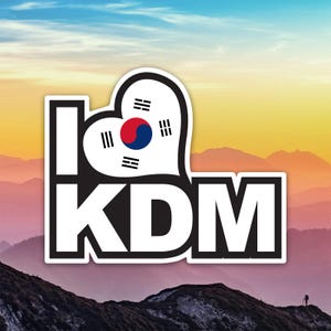 Puede incluir: Un juego de tres tazas de cerámica con un acabado mate moteado. Las tazas son de color crema, gris claro y gris oscuro. Cada taza tiene un diseño simple y minimalista, ideal para café o té.