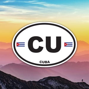 Peut inclure: Un autocollant ovale avec les lettres "CU" en noir, encadrées par le drapeau cubain. Le mot "CUBA" est imprimé en dessous. L'arrière-plan montre une chaîne de montagnes sous un ciel coloré.