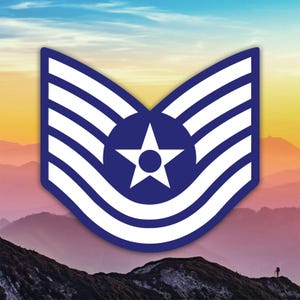 Peut inclure: Une tasse en céramique blanche avec une anse noire et le texte "But First, Coffee" dans un style manuscrit. La tasse est sur une surface blanche. Idéale pour les boissons chaudes.