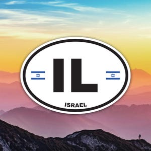 Peut inclure: Un autocollant ovale avec un fond blanc présente les lettres "IL" en noir, avec le mot "ISRAEL" en dessous. Deux petits drapeaux bleus avec une étoile de David sont de chaque côté des lettres. L'autocollant est placé sur un fond de montagnes.