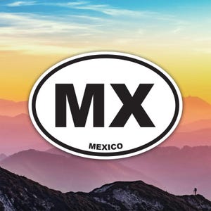 Peut inclure: Un autocollant ovale avec un fond blanc et une bordure noire. Les lettres "MX" sont affichées en gras noir. En dessous, le mot "MEXICO" est écrit en plus petit, en noir. L'arrière-plan présente une vue panoramique sur des montagnes sous un ciel coloré.
