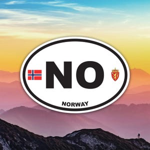 Peut inclure: Autocollant ovale avec les lettres "NO" en noir gras, le drapeau norvégien et le mot "NORWAY" en bas. Un blason rouge et or est à droite. En arrière-plan, une chaîne de montagnes.