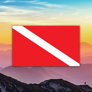 Puede incluir: Una tabla de cortar de madera hecha a mano con acabado natural. La tabla tiene un borde vivo en un lado y forma rectangular, midiendo aproximadamente 45 cm de largo y 30 cm de ancho.