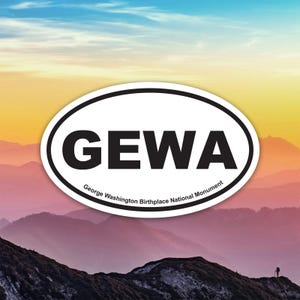 Puede incluir: Una pegatina ovalada con las letras "GEWA" en negrita negra, delineadas en negro, sobre un fondo blanco. Debajo, el texto "George Washington Birthplace National Monument". El fondo presenta una cordillera bajo un cielo colorido.