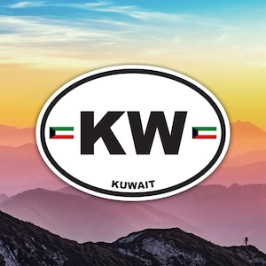 Peut inclure: Autocollant ovale avec les lettres "KW" en gras noir, encadrées par les couleurs du drapeau du Koweït. Le mot "KUWAIT" est imprimé en dessous. Le fond présente une chaîne de montagnes sous un ciel coloré.