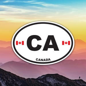 Peut inclure: Un autocollant ovale avec les lettres "CA" en gras noir. L'autocollant a un fond blanc avec un bord noir. De petits drapeaux canadiens flanquent les lettres. Le mot "CANADA" est imprimé en noir en bas.