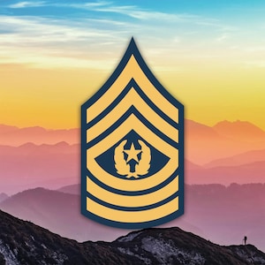 Puede incluir: Insignia de rango militar dorada y azul marino, con galones y un emblema central con una estrella y hojas de laurel. El fondo muestra una pintoresca cordillera bajo un cielo de atardecer colorido.