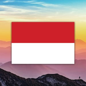 Może przedstawiać: Prostokątna flaga Indonezji, dwukolorowa, pozioma, czerwona u góry i biała u dołu. Tło przedstawia pasmo górskie i kolorowe niebo.