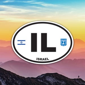 Peut inclure: Un autocollant ovale avec les lettres "IL" en noir, représentant Israël. L'autocollant comprend le drapeau et l'emblème israéliens, avec le mot "ISRAEL" imprimé en dessous. L'arrière-plan présente un paysage de montagne.