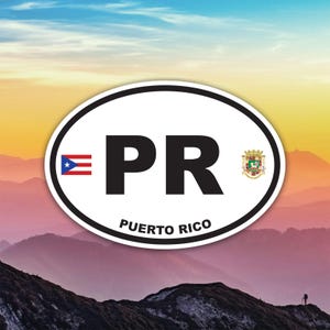 Peut inclure: Autocollant ovale blanc avec les lettres "PR" en gras noir, le drapeau portoricain et les mots "PUERTO RICO". Un petit blason est à droite. Le fond montre une chaîne de montagnes et un ciel coloré.