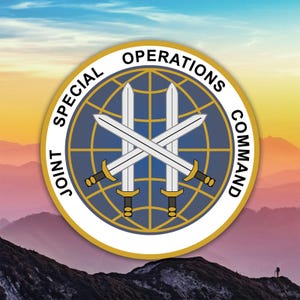 Puede incluir: Un emblema circular con el texto "JOINT SPECIAL OPERATIONS COMMAND" que rodea un globo terráqueo y dos espadas cruzadas. El emblema está sobre un fondo degradado de azul, naranja y morado.