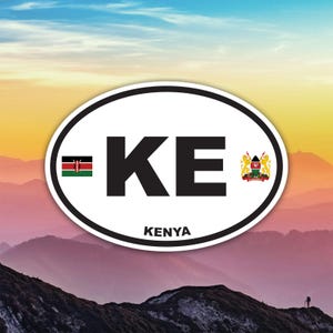Peut inclure: Un autocollant ovale à bordure blanche présente les lettres "KE" en gras noir, avec le drapeau et les armoiries du Kenya de chaque côté. Le mot "KENYA" est imprimé en dessous. L'arrière-plan montre une chaîne de montagnes.