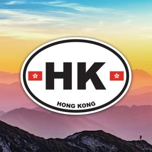 Peut inclure: Autocollant ovale avec un fond blanc, un bord noir et les lettres "HK" en noir. L'autocollant comporte un carré rouge avec une fleur blanche de chaque côté des lettres. Les mots "HONG KONG" sont imprimés en dessous.