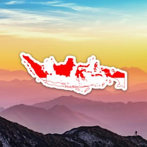 Może przedstawiać: Czerwono-biała naklejka w kształcie archipelagu indonezyjskiego. Naklejka jest umieszczona na tle pasma górskiego i gradientowego nieba w kolorze niebieskim, żółtym i pomarańczowym.
