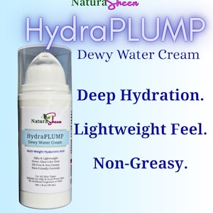Może przedstawiać: Biała butelka Natura Sheen HydraPLUMP Dewy Water Cream. Etykieta zawiera nazwę produktu, kluczowe cechy i składniki. Butelka zawiera 30 ml produktu. Tekst wskazuje, że jest odpowiedni dla wszystkich rodzajów skóry.