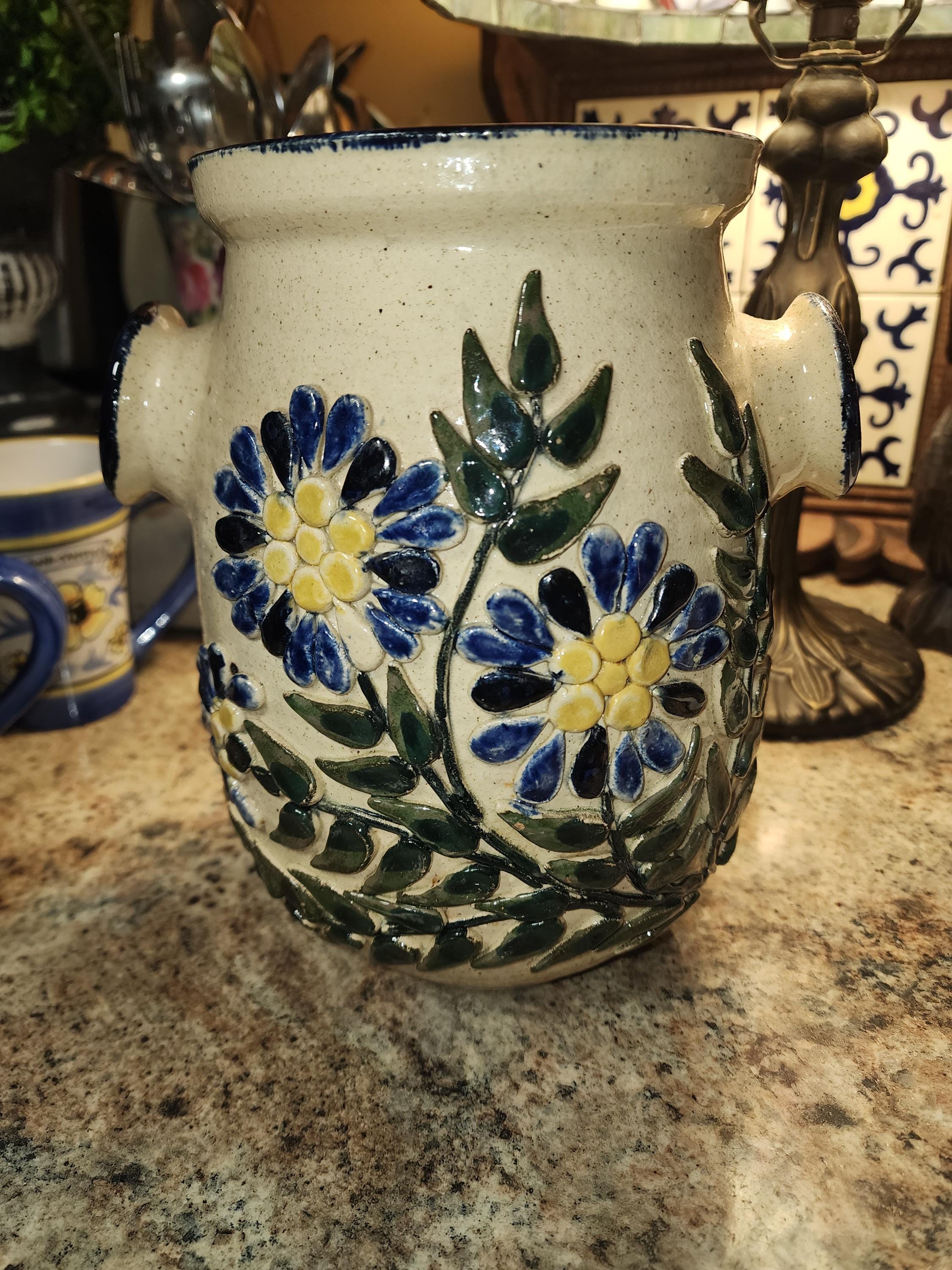 ハンドメイドスタジオ陶器の花瓶：サイン入り花柄デザイン、ブルー