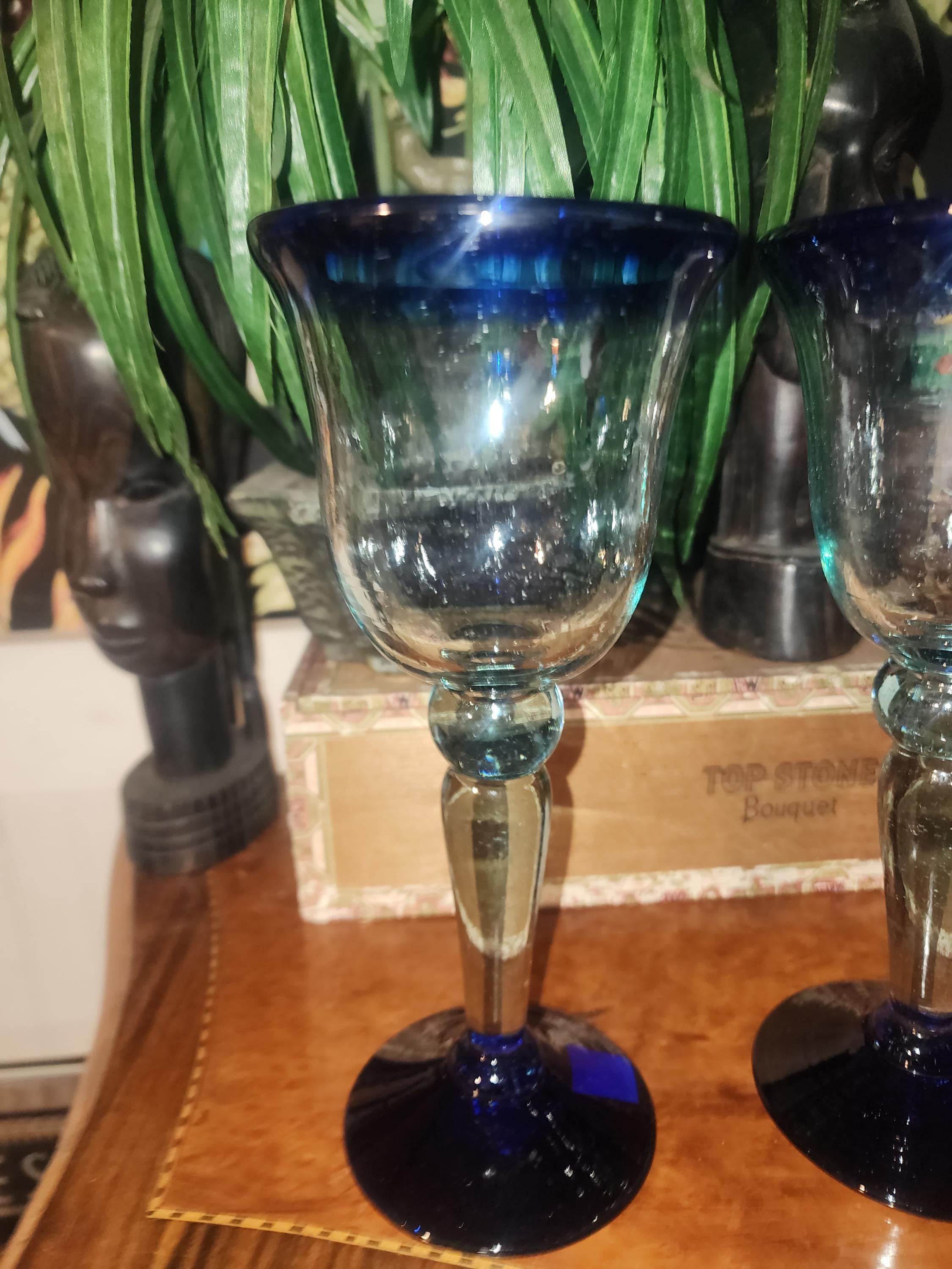 メキシコの手吹きガラスゴブレット：コバルトブルーの縁、2個セット