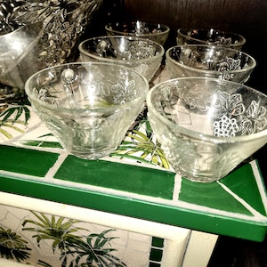 Vintage Bowle Becher und Schöpfkelle. Anker Hocking, Vintage Muster Trauben auf Bowle Glas