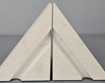 Juego de 2 sujetalibros de piedra color tostado vintage con diseño geométrico moderno.