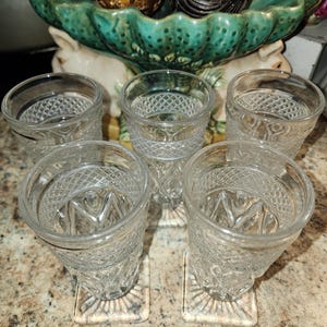 Juego de 5 parfaits con base Imperial Cape Cod Clear de 5”