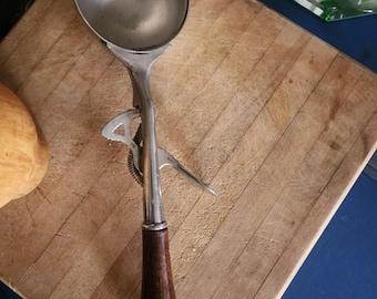 Antik glassskopa, handtag i mahognyträ, stor 28 cm