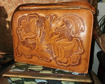 Bolso de mano de cuero repujado con diseño floral de rosas en color marrón estilo occidental mexicano