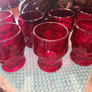 Szklanki do soku Viking Ruby Red Georgian Honeycomb 4" 8 oz Tumbler Rock Zestaw 7 szklanek do soku VTG